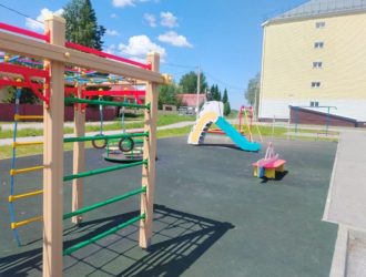 В Салаире управляющую компанию оштрафовали за неприглядную детскую площадку