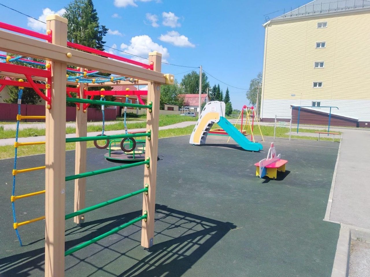 В Салаире управляющую компанию оштрафовали за неприглядную детскую площадку