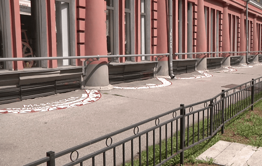Яркие узоры мезенской росписи украсили асфальт в Новокузнецке у Центра «Параскева Пятница»