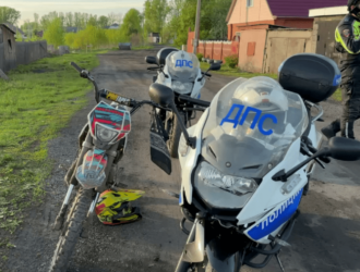 В Новокузнецке мотопатруль ГИБДД задержал нескольких подростков на кроссовых мотоциклах