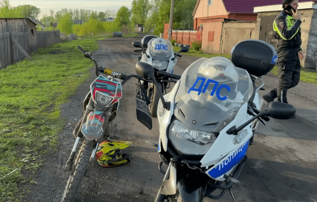 В Новокузнецке мотопатруль ГИБДД задержал нескольких подростков на кроссовых мотоциклах