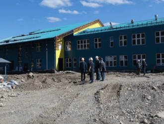 Не укладываются в график: прокурор Кузбасса проверил ход строительства школы и детсада в поселке Теба