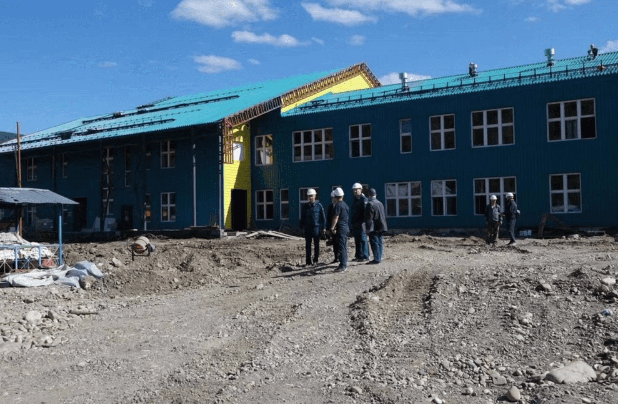 Не укладываются в график: прокурор Кузбасса проверил ход строительства школы и детсада в поселке Теба