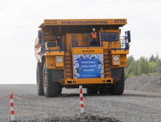 Горняк из Кузбасса приехал к невесте на БЕЛАЗе, чтобы сделать предложение руки и сердца