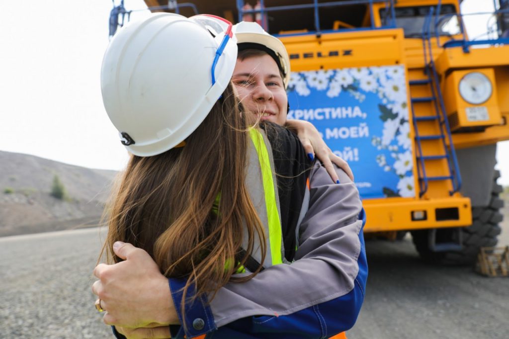 Горняк из Кузбасса приехал к невесте на БЕЛАЗе, чтобы сделать предложение руки и сердца