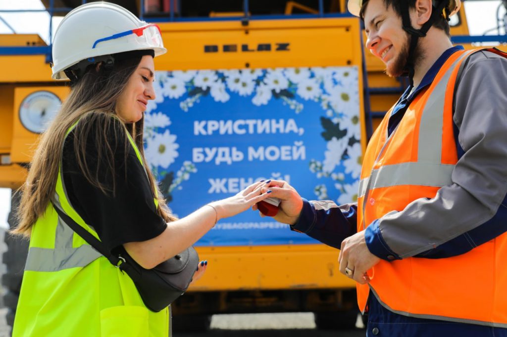 Горняк из Кузбасса приехал к невесте на БЕЛАЗе, чтобы сделать предложение руки и сердца
