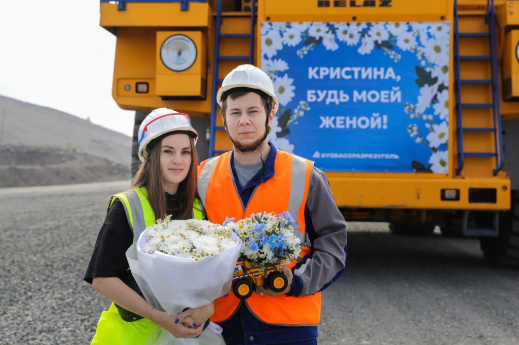 Горняк из Кузбасса приехал к невесте на БЕЛАЗе, чтобы сделать предложение руки и сердца