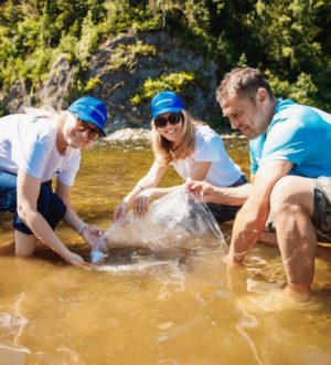 Распадская угольная компания выпустила в сибирские реки почти 70 тысяч мальков ценных пород рыб