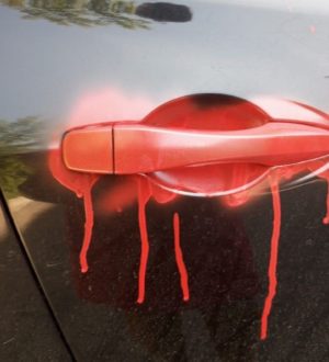 В Новокузнецке 7-летний мальчик раскрасил из баллончика чужую машину