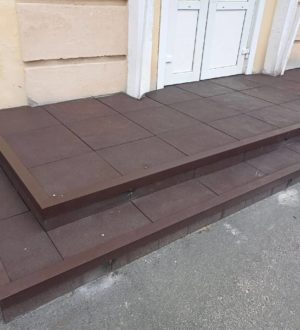 В кемеровской школе отремонтировали крыльцо после вмешательства прокуратуры