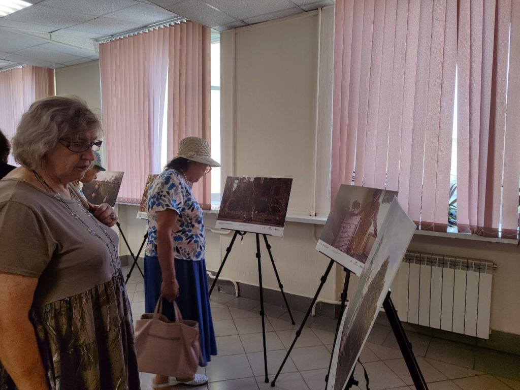 В Кемерове открылась фотовыставка «Хроники террора украинского неонацистского режима»