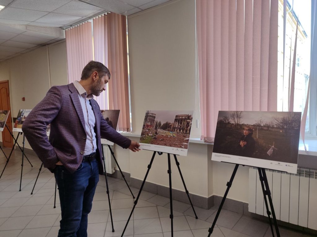 В Кемерове открылась фотовыставка «Хроники террора украинского неонацистского режима»
