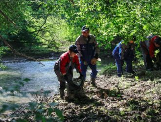Волонтеры «Кузбассразрезугля» провели экосубботники на реках региона