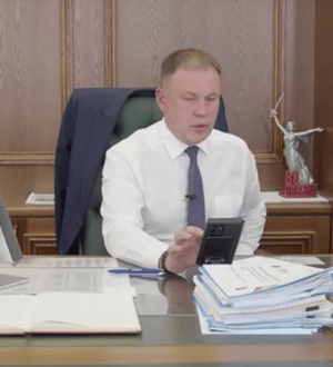 Илья Середюк поручил отремонтировать двор на Ленинградском проспекте в Кемерове