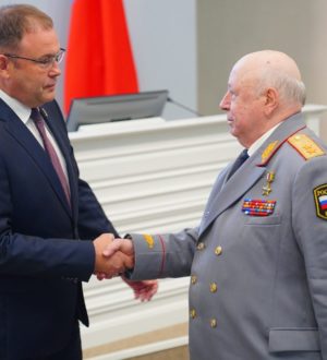 Илья Середюк наградил экс-начальника областной милиции звездой Героя Кузбасса