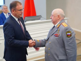 Илья Середюк наградил экс-начальника областной милиции звездой Героя Кузбасса