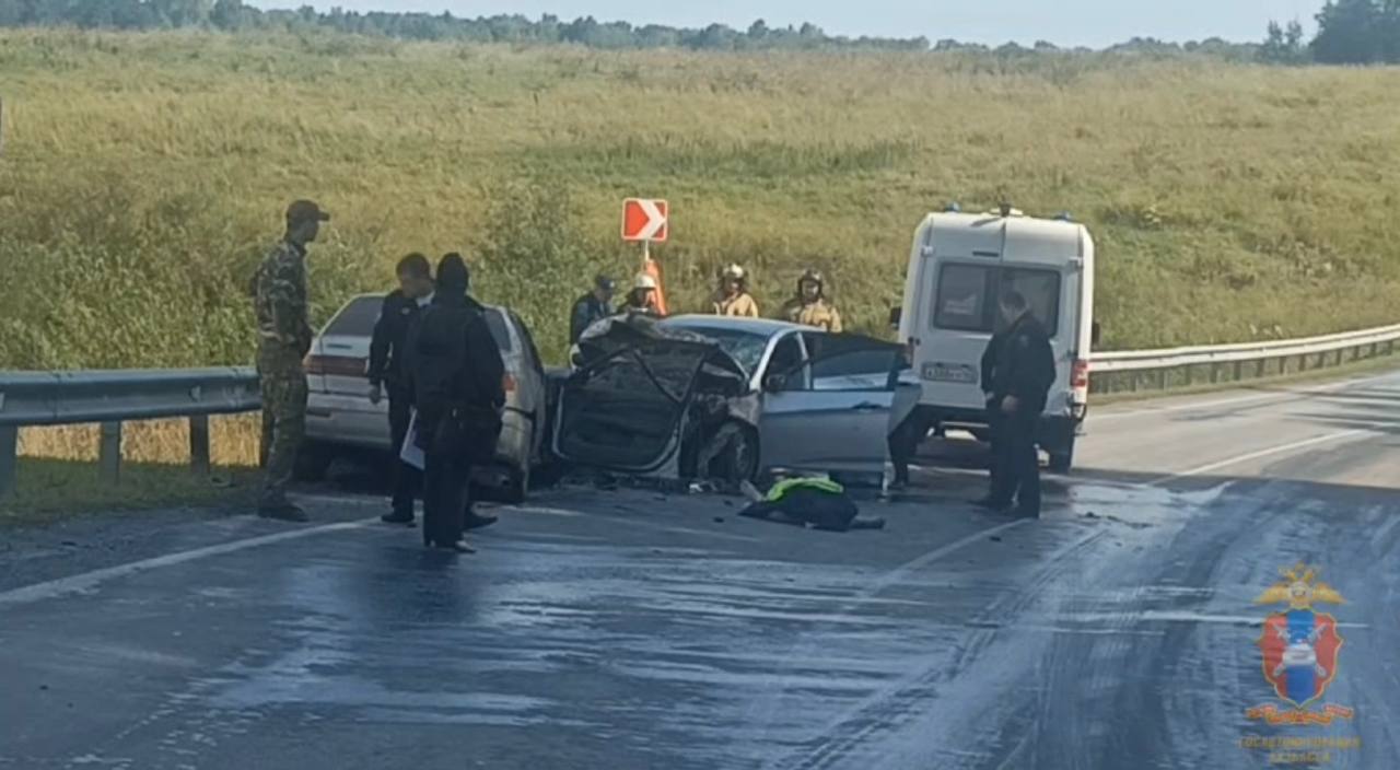 В Кузбассе произошло ДТП, в котором один человек погиб, четверо получили травмы