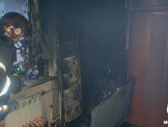 «Густой черный дым из окна»: в Кемерове горел многоквартирный дом