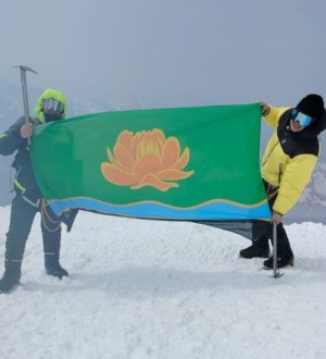 Флаг кузбасского города развернули на самой высокой вершине России