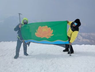 Флаг кузбасского города развернули на самой высокой вершине России