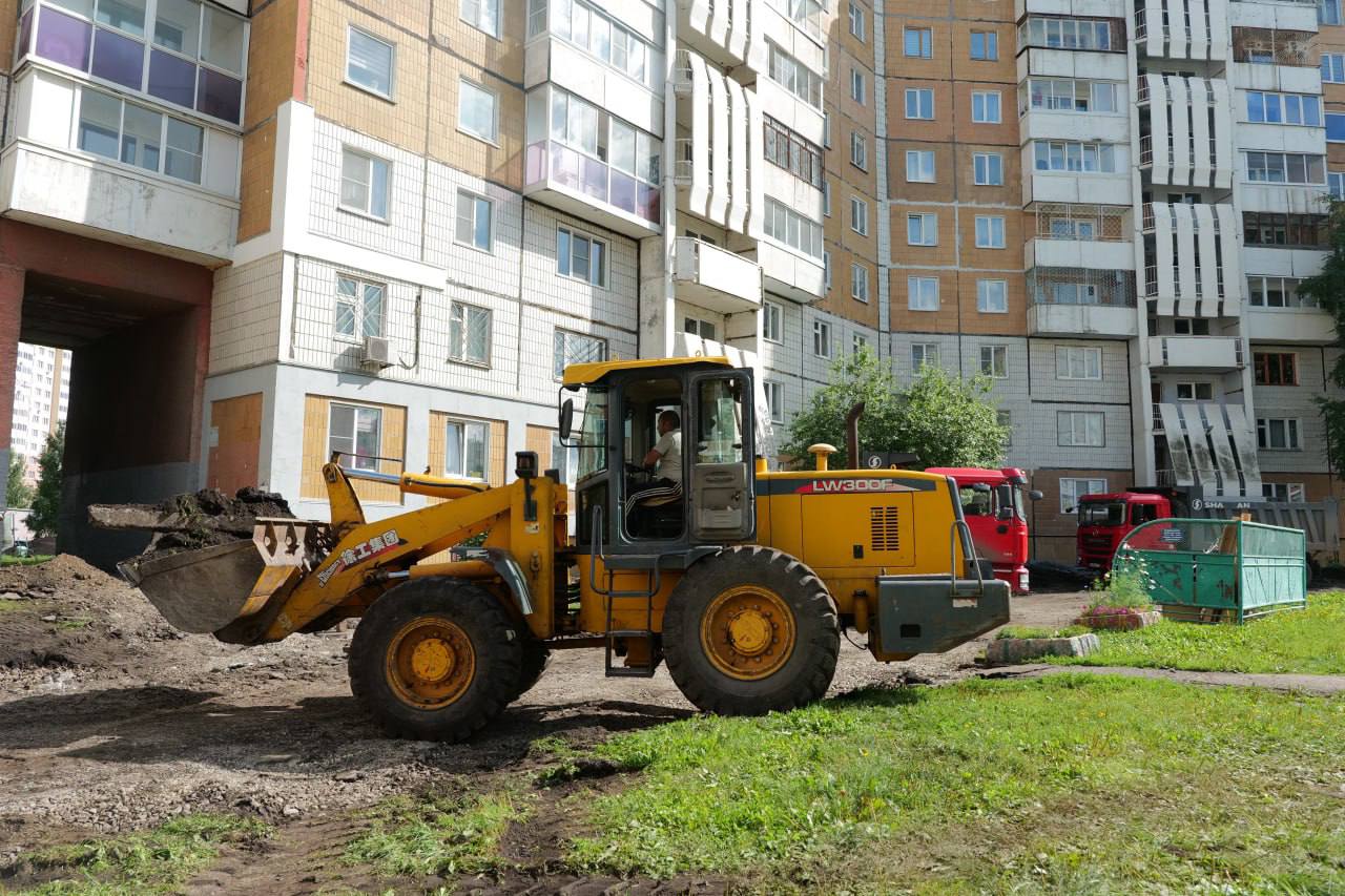 В Кемерове начали ремонтировать многострадальный двор на Ленинградском проспекте