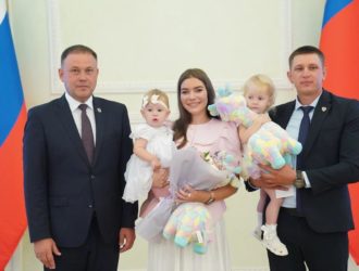 Илья Середюк наградил победителей и финалистов конкурса «Молодая семья Кузбасса»