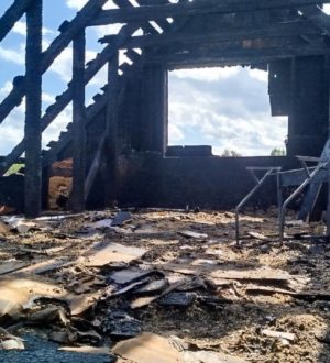 В Кемерове пожарные спасли четверых человек из горящего дома