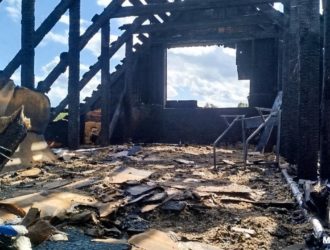 В Кемерове пожарные спасли четверых человек из горящего дома