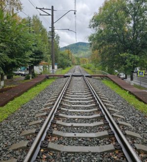 Электричка насмерть сбила двух человек на юге Кузбасса