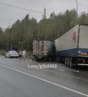 Три грузовика не поделили дорогу в Кузбассе, есть пострадавший