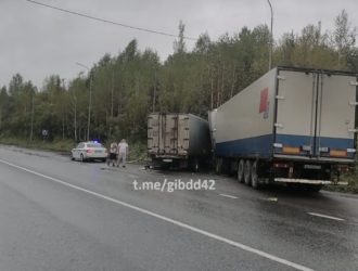 Три грузовика не поделили дорогу в Кузбассе, есть пострадавший