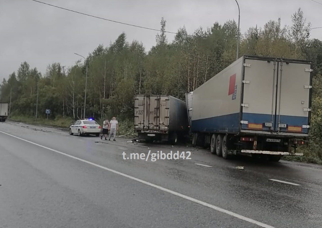 Три грузовика не поделили дорогу в Кузбассе, есть пострадавший