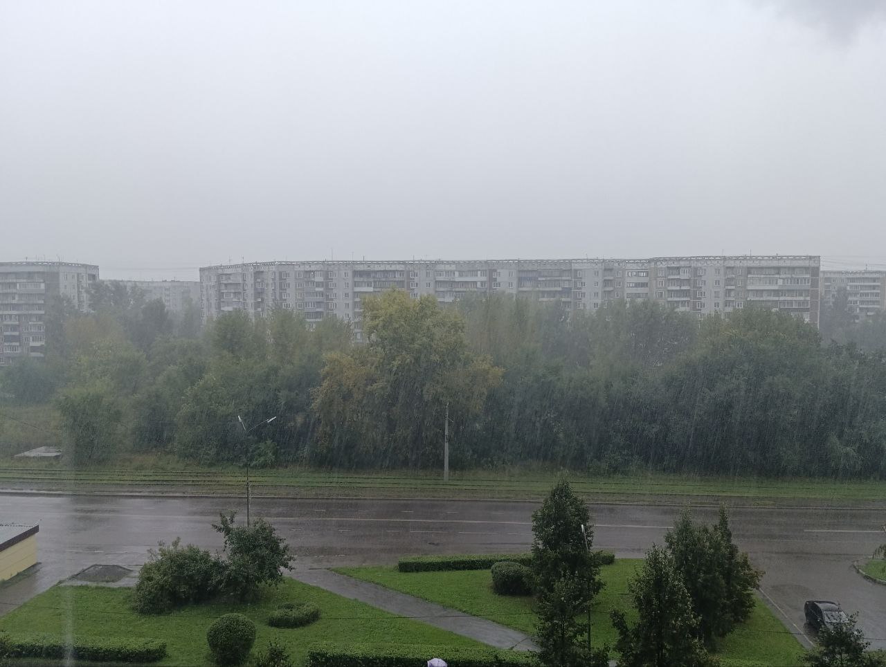 Из-за штормового ветра в Новокузнецке часть жителей осталась без света
