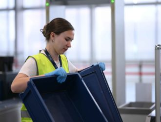 Как студенческие отряды помогают крупнейшему аэропорту страны справляться с пиковым пассажиропотоком