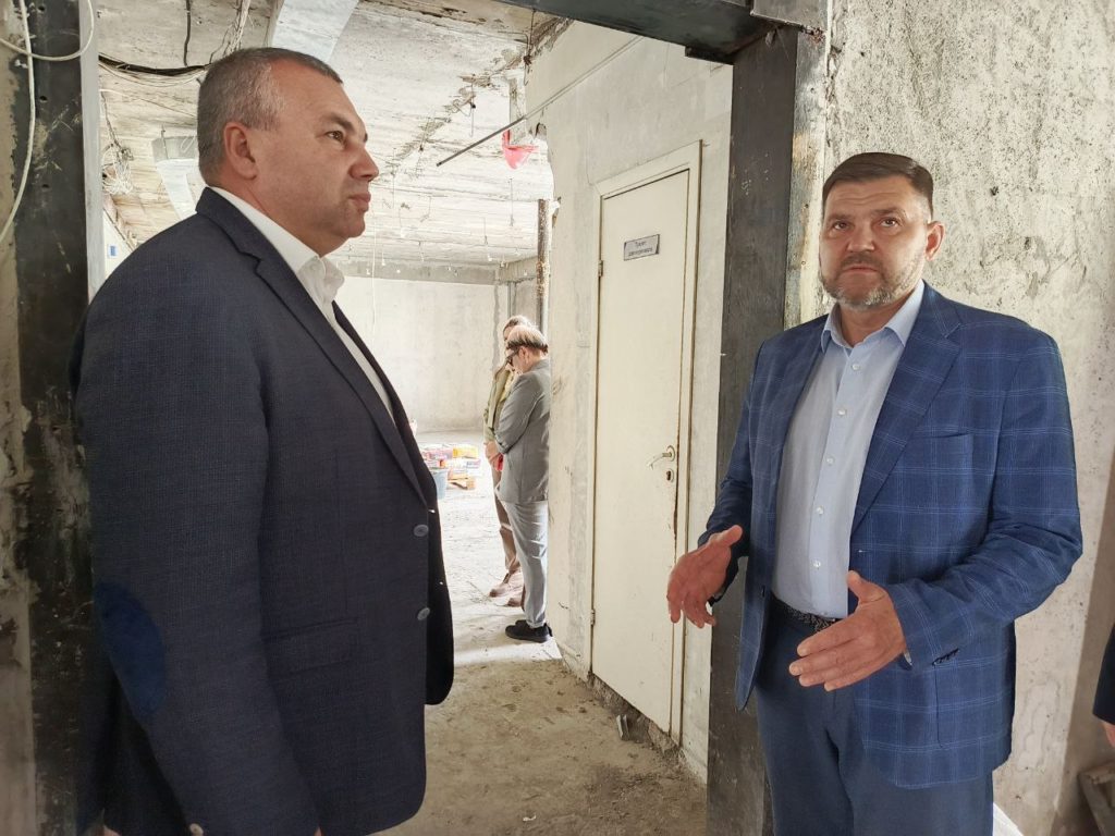 Глава Новокузнецка оценил ход капремонта поликлиники в Орджоникидзевском районе