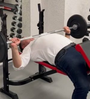 «Сделал три подхода»: губернатор Кузбасса показал в новой школе Новокузнецкого округа, как выполняет жим лежа