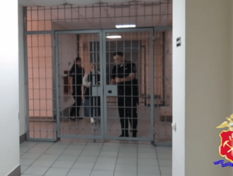 Обещала снять порчу с ребенка: в Ленинске-Кузнецком задержали лжецелительницу, обокравшую семью на 2 млн рублей