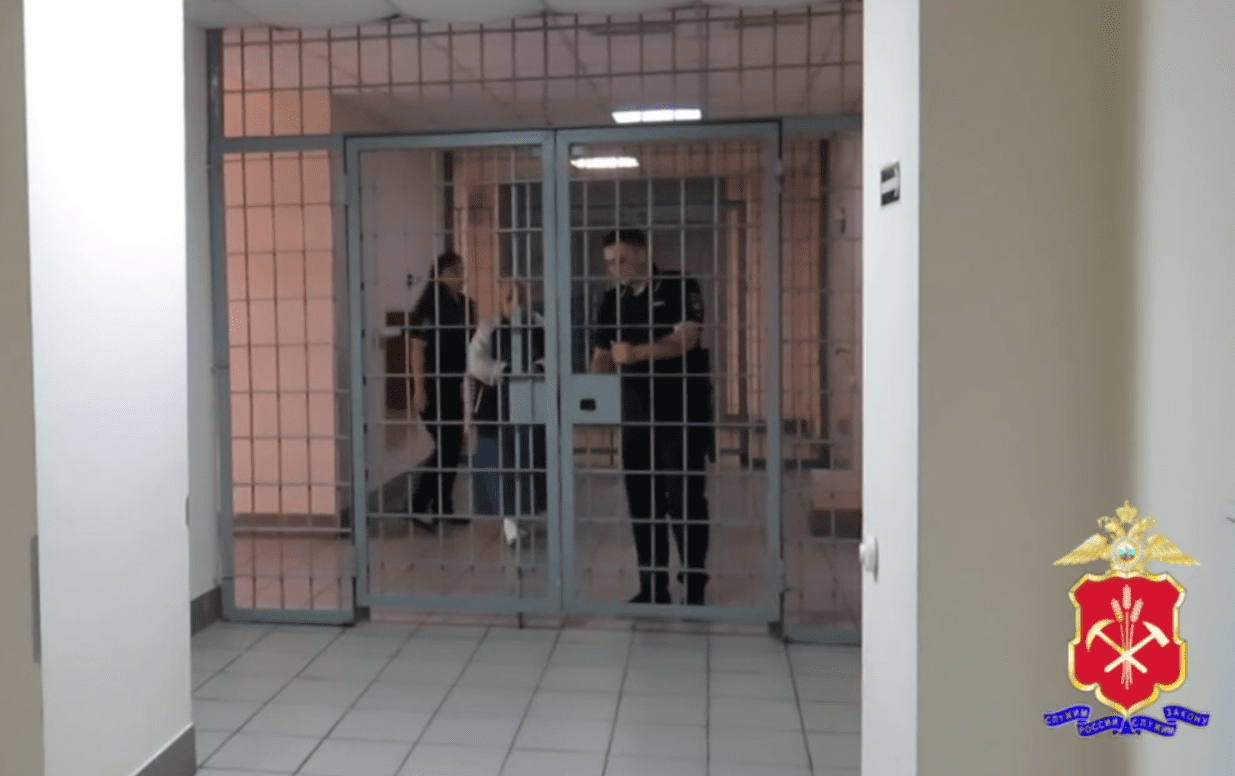 Обещала снять порчу с ребенка: в Ленинске-Кузнецком задержали лжецелительницу, обокравшую семью на 2 млн рублей