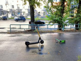 В Новокузнецке 4-летнего ребенка на тротуаре сбил водитель электросамоката