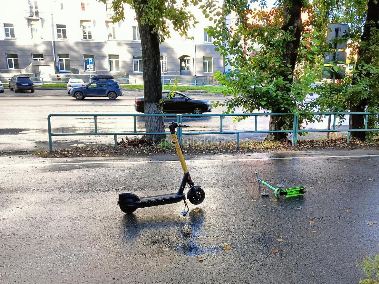 В Новокузнецке 4-летнего ребенка на тротуаре сбил водитель электросамоката