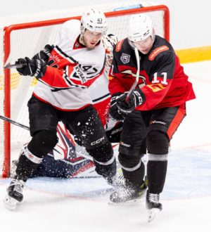 Хоккейный «Металлург» не совладал с «Омскими Крыльями» в контрольном матче