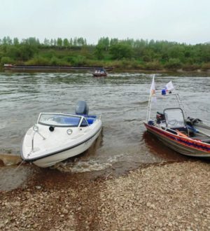 В Кузбассе ищут упавшего в Томь с моторной лодки мужчину
