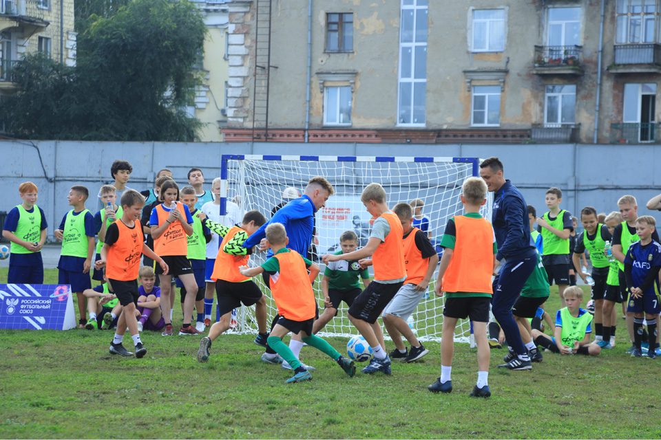 Амбассадоры РФС провели футбольный фестиваль для детей в Новокузнецке
