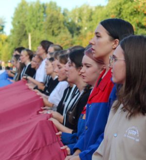 Студенческие отряды Кузбасса приняли участие в мероприятии ко Дню Государственного флага