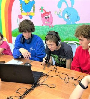 В Тайге дети с особенностями здоровья озвучили мультфильм в рамках инклюзивного проекта