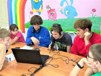 В Тайге дети с особенностями здоровья озвучили мультфильм в рамках инклюзивного проекта