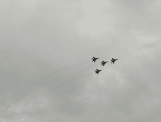 «Стрижи» показали высший пилотаж в небе над Кемеровом