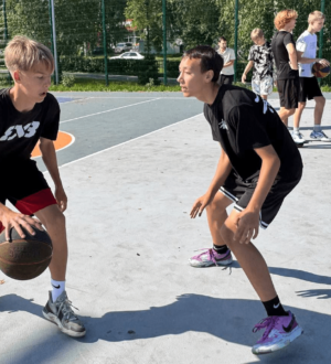 В Новокузнецке открыли обновленную баскетбольную площадку