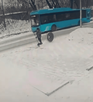 Новокузнечанин, который был сбит отлетевшим от автобуса колесом, получит компенсацию