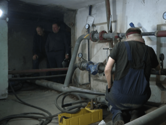 Коммунальщики Новокузнецка готовят дома к предстоящему отопительному сезону